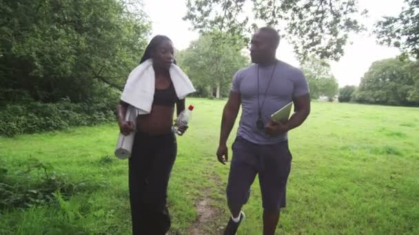 Kişisel antrenör ile yürüyen kadın — Stok video