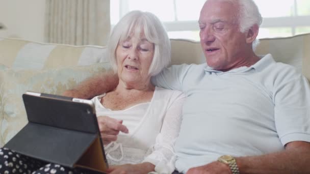 Pareja de ancianos con una tableta de ordenador — Vídeo de stock