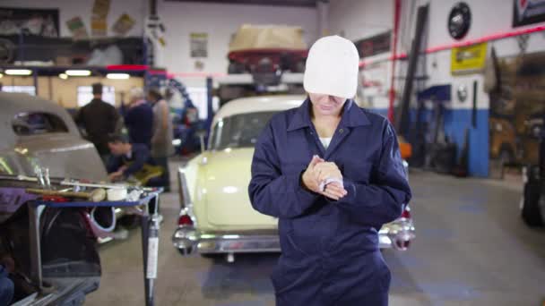 Mecánico femenino en taller de garaje — Vídeos de Stock