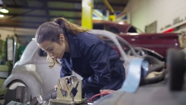 Mecánico trabajando en el motor del coche — Vídeo de stock