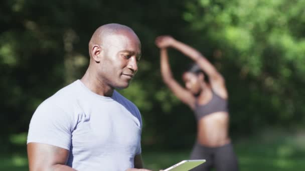 Retrato de um personal trainer — Vídeo de Stock