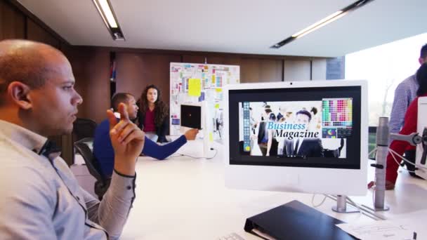 Designers travaillant dans le bureau