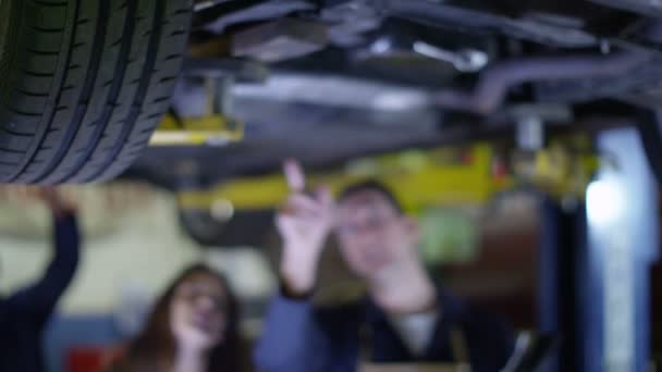 Mécanicien parler au client sur le travail sur la voiture — Video