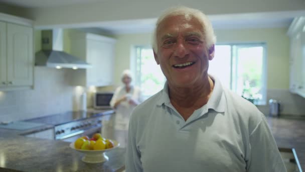Senior gentleman in de keuken — Stockvideo