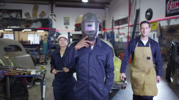 Equipe de mecânicos na oficina de garagem — Vídeo de Stock