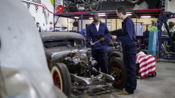 Mécanicien travaillant dans un atelier de garage — Video