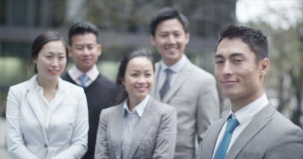 Sonriente asiático hombre de negocios al aire libre — Vídeos de Stock