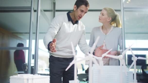 architectes travaillant sur le développement énergétique  