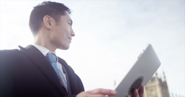 Бізнесмен використовує комп'ютерний планшет — стокове відео