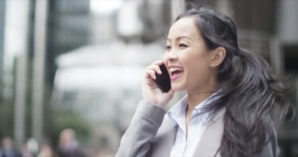 Empresária falando no celular — Vídeo de Stock