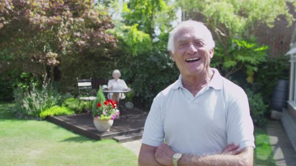 Senior par avkopplande i trädgården — Stockvideo