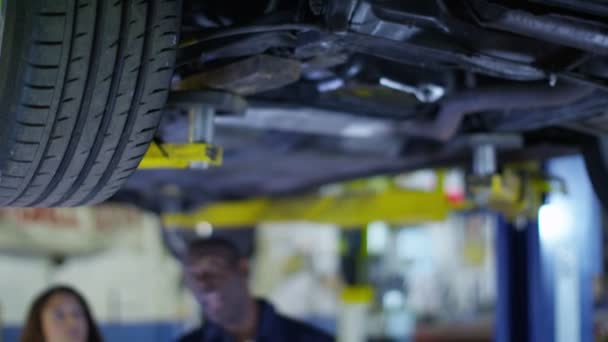 Mécanicien parler au client sur le travail sur la voiture 