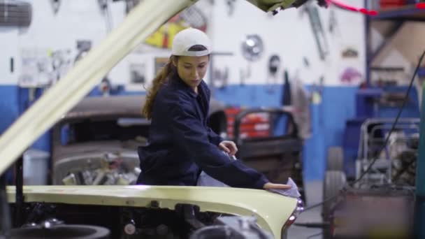 Mecánico limpiando la carrocería del coche — Vídeos de Stock