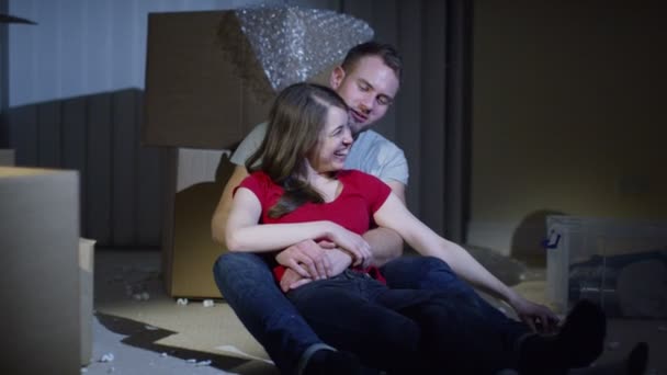 Couple sitting amongst boxes in home — Stock Video