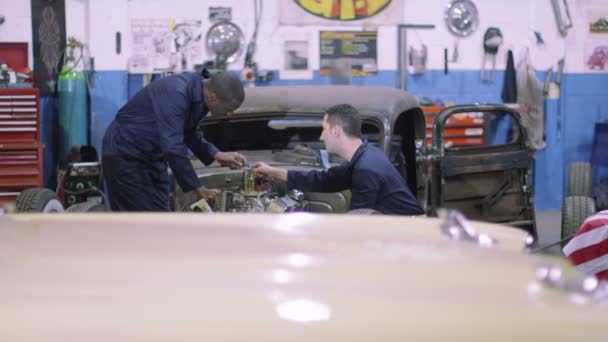 Mécanicien d'entretien des moteurs de voiture — Video