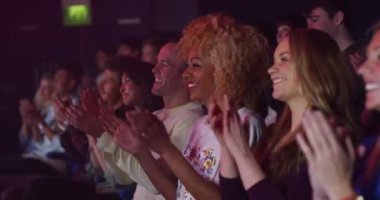  sanatçılar sahneye alkışlar seyirci