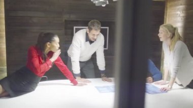 İş adamları ofiste beyin fırtınası yapıyor.