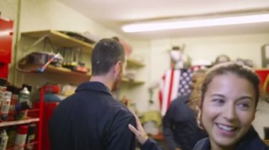 mekanik çak bir beşlik otomatik tamir dükkanı