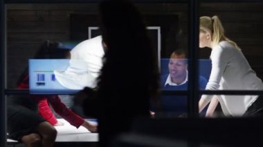 iş takım toplantıda beyin fırtınası