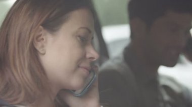 Kaç araba phoning evde oturmak