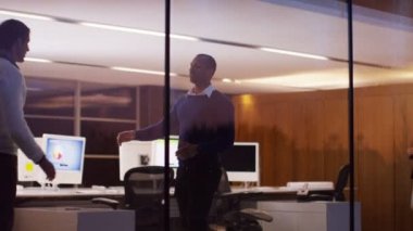 Tasarımcılar ofiste el sallamak