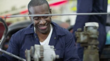 Araçlarda çalışan erkek ve dişi mekaniği