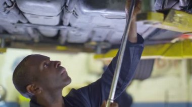 Bir araba altında çalışan makinist