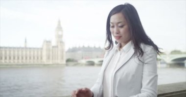 İşkadını manifatura üstünde hareket eden telefon 