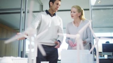 mühendis yenilenebilir enerji geliştirme üzerinde çalışıyor