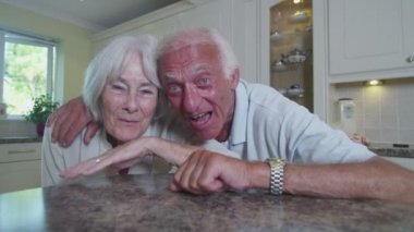  görüntülü konuşma sahip çift