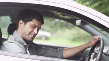  adam anahtar taşı için araba tutar.