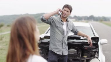 brokendown araba ile Çift