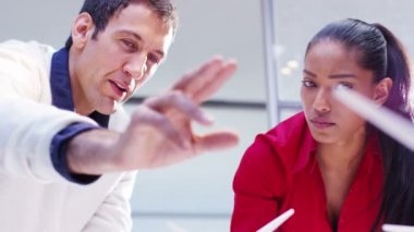 Enerji geliştirme üzerinde çalışan mimarlar 