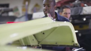 Makinist garajında müşteriye söz