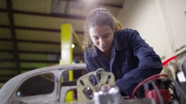 Araba motor çalışan makinist