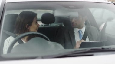 kadın onun sürüş testi geçerse