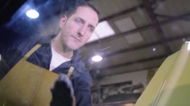 mekanik otomobilin karoser silme