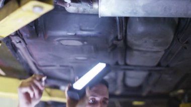 bir araba altında çalışma mekaniği 