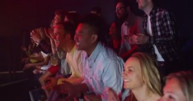 seyirci vermek bir ayakta alkışlayarak sanatçılar için