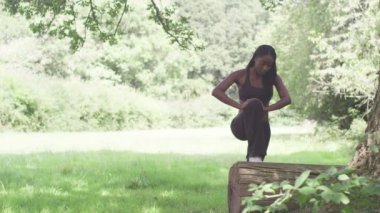 Esneme egzersizleri yapan bir kadın.