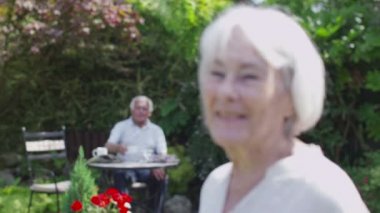  Yaşlı çift bahçede dinleniyor. 