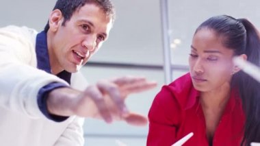 mühendis yenilenebilir enerji geliştirme üzerinde çalışıyor