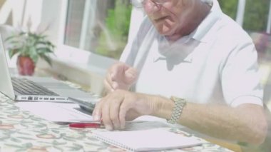 Beyefendi hesaplar yapıyor 