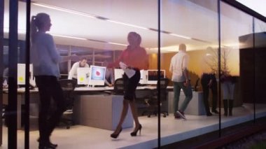 Tasarımcılar ofiste el sallamak