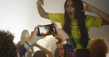 kalabalığa canlı müzik olay eğleniyor