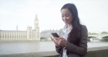 İşkadını manifatura üstünde hareket eden telefon 
