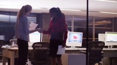 Tasarımcılar ofiste el sallamak