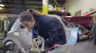 Araba motor çalışan makinist