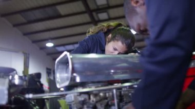  bir araba motor çalışan mekaniği