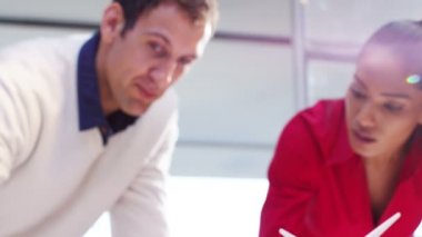 mühendis yenilenebilir enerji geliştirme üzerinde çalışıyor